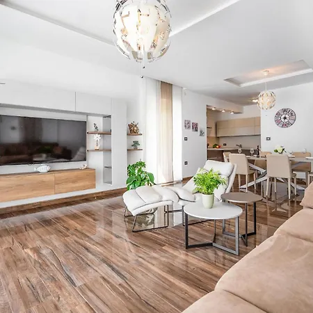 Holiday home 6 Bedroom Cozy In Pula