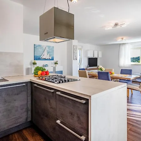 6 Bedroom Cozy In Pula