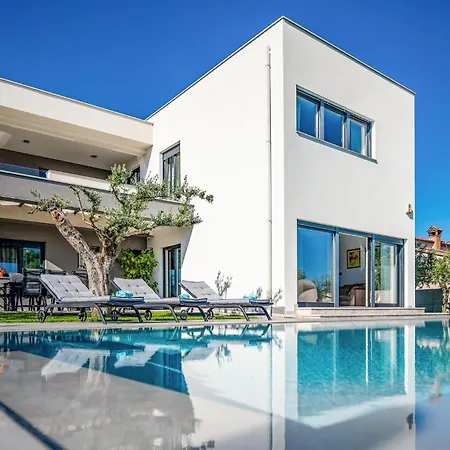 6 Bedroom Cozy In * Pula