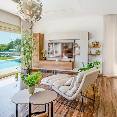 6 Bedroom Cozy In Holiday home *