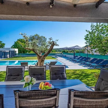 Ferienhaus 6 Bedroom Cozy In Pula