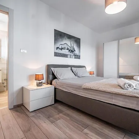 6 Bedroom Cozy In Holiday home Pula