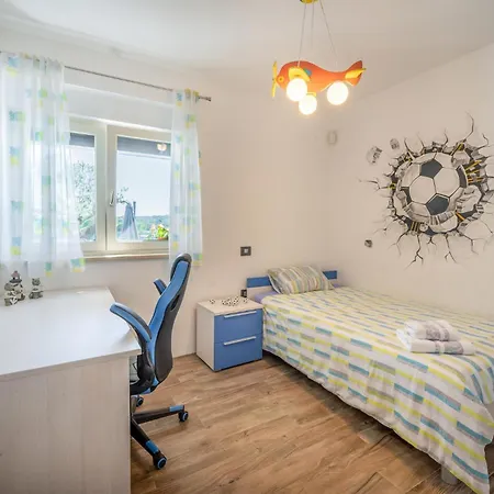 Holiday home 6 Bedroom Cozy In Pula