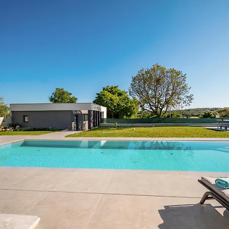 Hébergement de vacances Amazing In With Outdoor Swimming Pool Pula