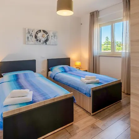 6 Bedroom Cozy In Holiday home *