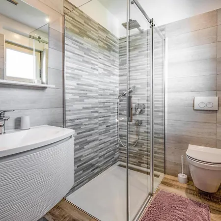 6 Bedroom Cozy In * Pula