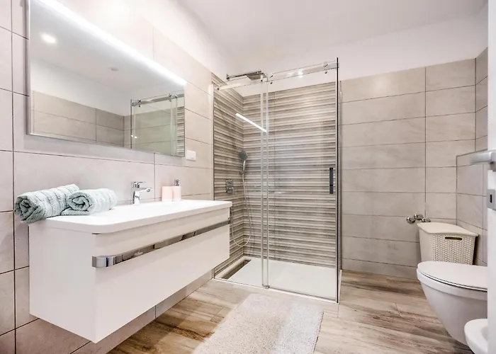 6 Bedroom Cozy In بيت للعطل *
