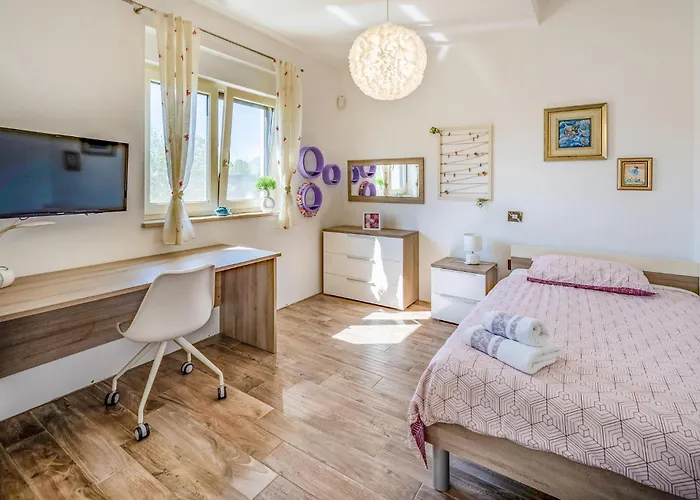 بيت للعطل 6 Bedroom Cozy In بولا