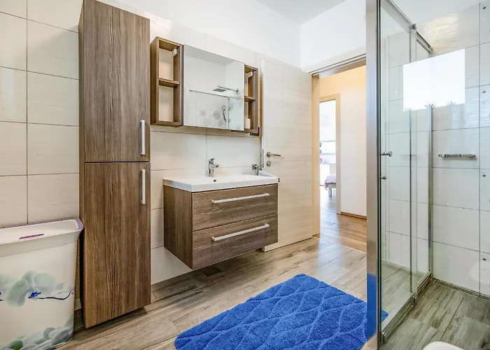6 Bedroom Cozy In بيت للعطل