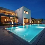 Будинок відпочинку 6 Bedroom Cozy In