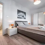 6 Bedroom Cozy In Будинок відпочинку Пула
