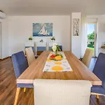 6 Bedroom Cozy In Будинок відпочинку