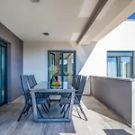 6 Bedroom Cozy In Будинок відпочинку Пула