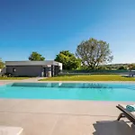 Будинок відпочинку 6 Bedroom Cozy In Пула
