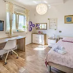 Будинок відпочинку 6 Bedroom Cozy In Пула