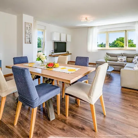 6 Bedroom Cozy In プーラ