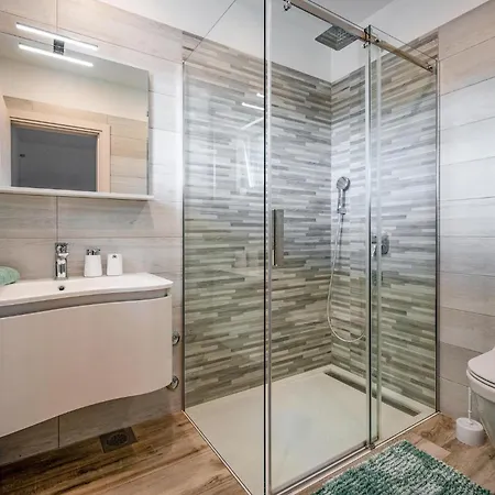 6 Bedroom Cozy In 別荘