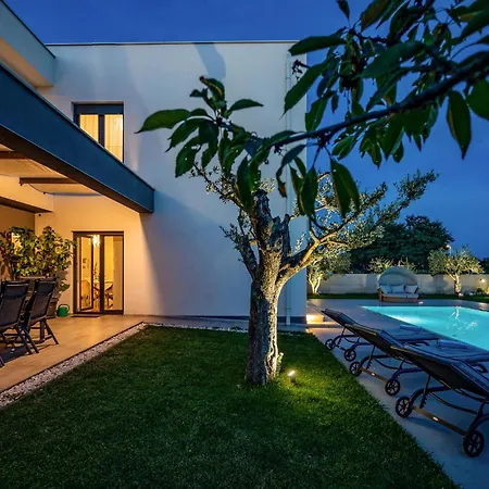 Amazing In With Outdoor Swimming Pool Nyaraló *