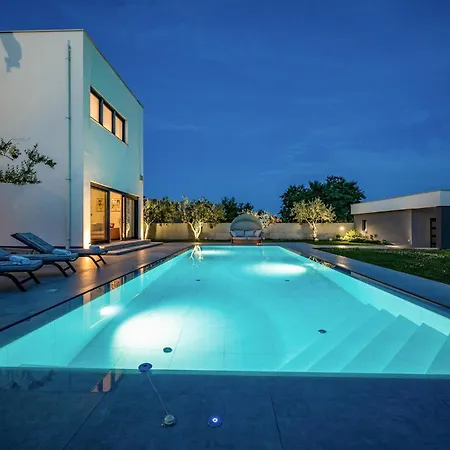 Amazing In With Outdoor Swimming Pool Nyaraló