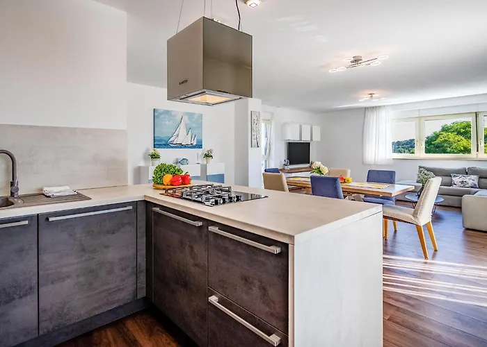 6 Bedroom Cozy In Pula