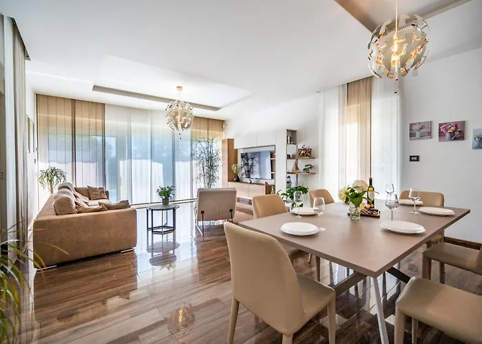 Будинок відпочинку 6 Bedroom Cozy In