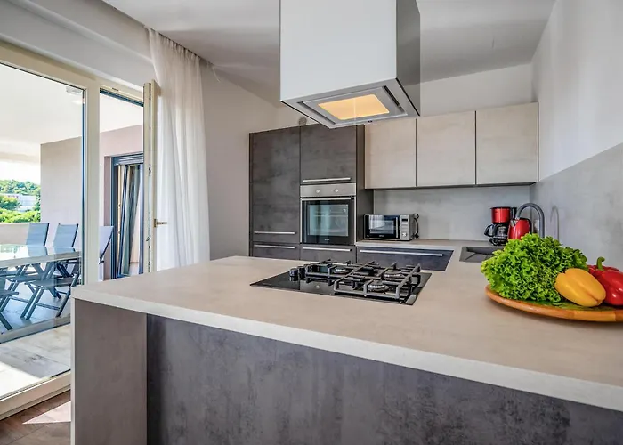 Будинок відпочинку 6 Bedroom Cozy In Пула