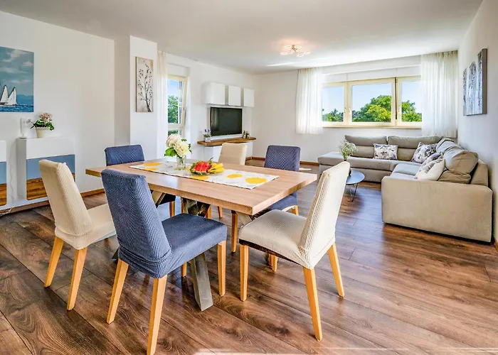 6 Bedroom Cozy In Пула