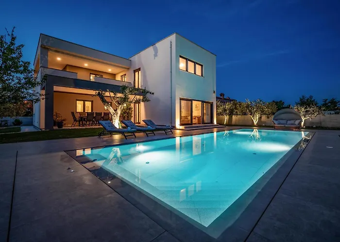 Будинок відпочинку 6 Bedroom Cozy In