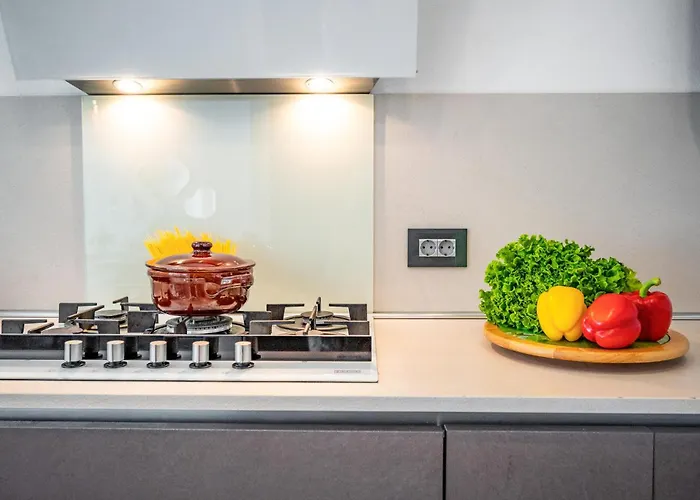 6 Bedroom Cozy In Пула