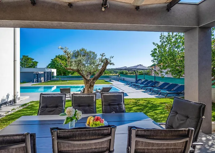 Будинок відпочинку 6 Bedroom Cozy In Пула