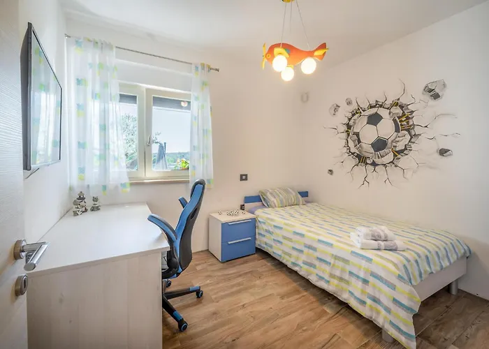 Будинок відпочинку 6 Bedroom Cozy In Пула