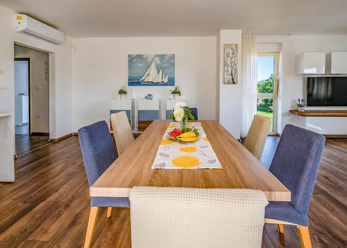 6 Bedroom Cozy In Будинок відпочинку