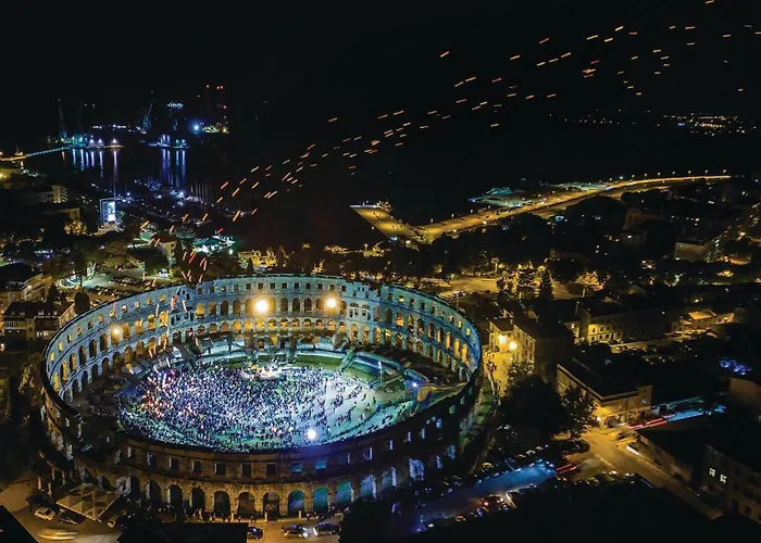 Будинок відпочинку 6 Bedroom Cozy In *