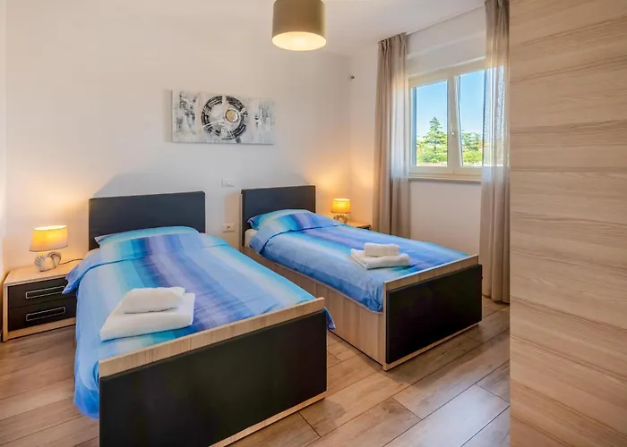 6 Bedroom Cozy In Hébergement de vacances *