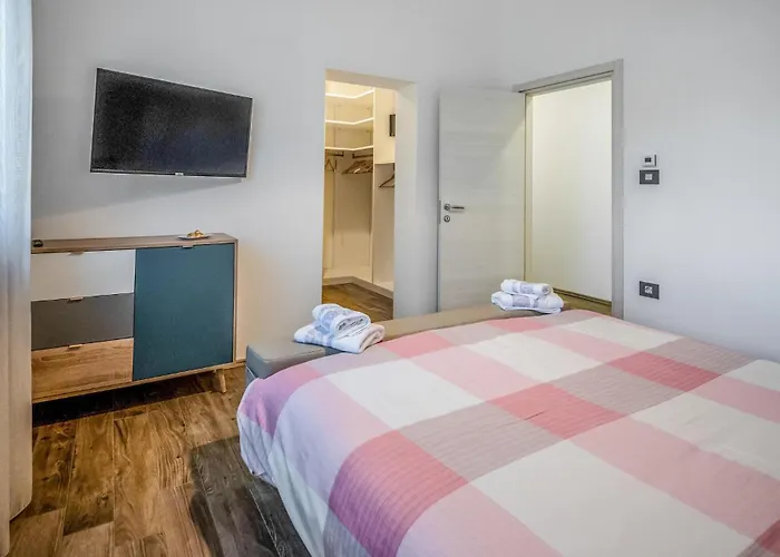 Будинок відпочинку 6 Bedroom Cozy In *