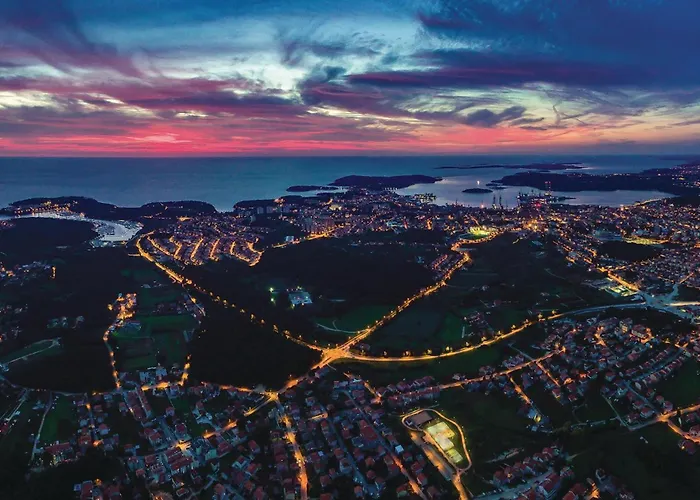 6 Bedroom Cozy In Будинок відпочинку