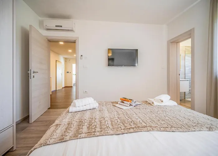 6 Bedroom Cozy In Будинок відпочинку Пула