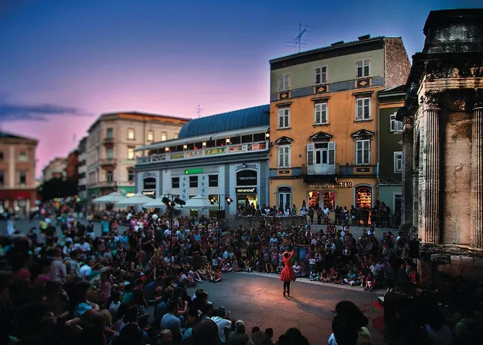 Будинок відпочинку 6 Bedroom Cozy In Пула