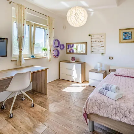 بيت للعطل 6 Bedroom Cozy In بولا