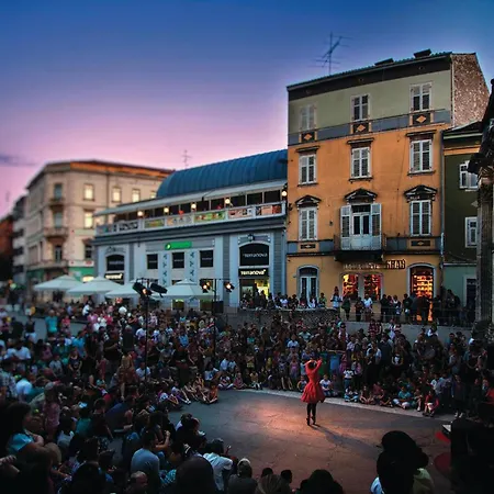 بيت للعطل 6 Bedroom Cozy In بولا